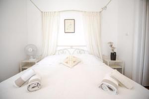Postel nebo postele na pokoji v ubytování Magnificent Hvar Villa 7 Bedrooms Villa Lambik Beautiful Sea Views Private Heated Swimming Pool + 37 fotografií