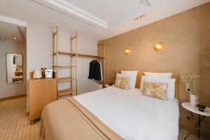 Ένα ή περισσότερα κρεβάτια σε δωμάτιο στο Hôtel Madison