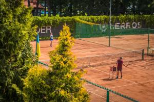 Tenis alebo squash v ubytovaní Hotel Selena Family Resort alebo jeho okolí