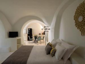 Una cama o camas en una habitación de Luxury Santorini Villa Potamos Luxury House 2 Bedrooms Private Pool 22 fotos más