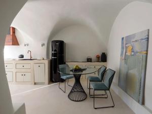 Una cocina o cocineta en Luxury Santorini Villa Potamos Luxury House 2 Bedrooms Private Pool