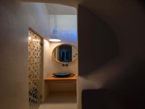 Una televisión o centro de entretenimiento en Luxury Santorini Villa Potamos Luxury House 2 Bedrooms Private Pool