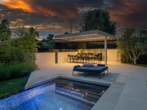 un patio con panchina, tavolo e piscina di Antal Fazana Istria a Fažana