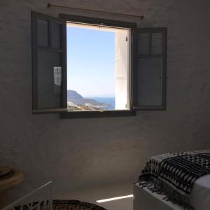 Stunning Antiparos Villa 3 Bedrooms Villa Kamino Breathtaking Sea Views في أنديباروس: نافذة في غرفة مطلة على المحيط