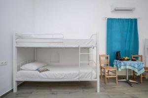 Katil atau katil-katil dalam bilik di Endearing Naxos Apartment Quadruple Studio Private Balcony City Center Saint George