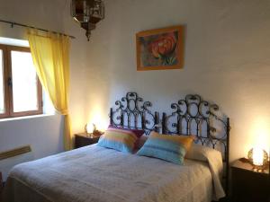 1 dormitorio con 1 cama grande y 2 almohadas en Alojamiento Rural Economato, en Pozo Alcón