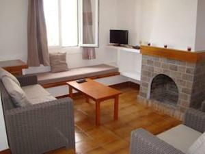 salon z kanapą i kominkiem w obiekcie Casa Sud - A Family-Friendly Villa With Pool, And 3 Bedrooms w Son Bou