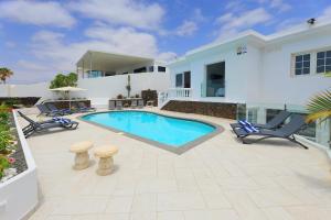 Bazén v ubytovaní Luxury Puerto Del Carmen Villa 4 Bedrooms La Perla Modern Furnishings Stunning Sea Views alebo v jeho blízkosti