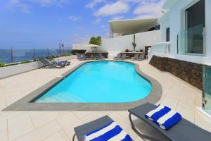 Bazén v ubytovaní Luxury Puerto Del Carmen Villa 4 Bedrooms La Perla Modern Furnishings Stunning Sea Views alebo v jeho blízkosti