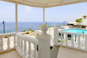Bazén v ubytovaní Luxury Puerto Del Carmen Villa 4 Bedrooms La Perla Modern Furnishings Stunning Sea Views alebo v jeho blízkosti