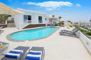 Bazén v ubytovaní Luxury Puerto Del Carmen Villa 4 Bedrooms La Perla Modern Furnishings Stunning Sea Views alebo v jeho blízkosti