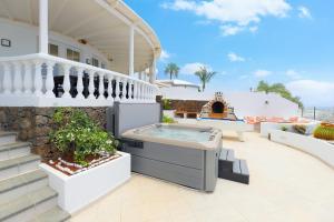 Balkón alebo terasa v ubytovaní Luxury Puerto Del Carmen Villa 4 Bedrooms La Perla Modern Furnishings Stunning Sea Views