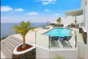 Bazén v ubytovaní Luxury Puerto Del Carmen Villa 4 Bedrooms La Perla Modern Furnishings Stunning Sea Views alebo v jeho blízkosti