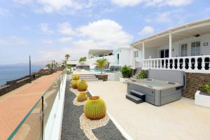 Balkón alebo terasa v ubytovaní Luxury Puerto Del Carmen Villa 4 Bedrooms La Perla Modern Furnishings Stunning Sea Views