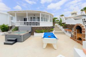 Balkón alebo terasa v ubytovaní Luxury Puerto Del Carmen Villa 4 Bedrooms La Perla Modern Furnishings Stunning Sea Views