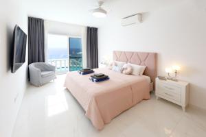 Posteľ alebo postele v izbe v ubytovaní Luxury Puerto Del Carmen Villa 4 Bedrooms La Perla Modern Furnishings Stunning Sea Views