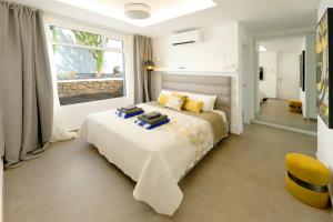 Posteľ alebo postele v izbe v ubytovaní Luxury Puerto Del Carmen Villa 4 Bedrooms La Perla Modern Furnishings Stunning Sea Views
