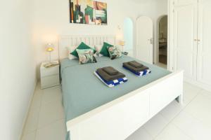 Posteľ alebo postele v izbe v ubytovaní Luxury Puerto Del Carmen Villa 4 Bedrooms La Perla Modern Furnishings Stunning Sea Views