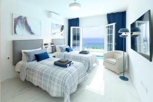 Posteľ alebo postele v izbe v ubytovaní Luxury Puerto Del Carmen Villa 4 Bedrooms La Perla Modern Furnishings Stunning Sea Views + 33 fotografií