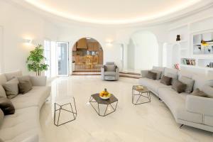Posedenie v ubytovaní Luxury Puerto Del Carmen Villa 4 Bedrooms La Perla Modern Furnishings Stunning Sea Views