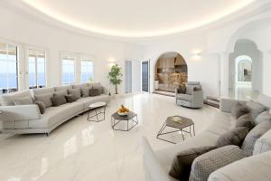Posedenie v ubytovaní Luxury Puerto Del Carmen Villa 4 Bedrooms La Perla Modern Furnishings Stunning Sea Views