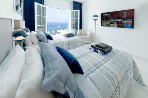 Televízia a/alebo spoločenská miestnosť v ubytovaní Luxury Puerto Del Carmen Villa 4 Bedrooms La Perla Modern Furnishings Stunning Sea Views
