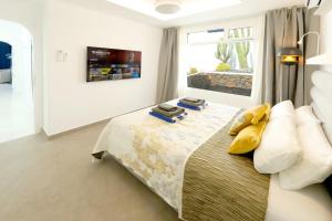Posteľ alebo postele v izbe v ubytovaní Luxury Puerto Del Carmen Villa 4 Bedrooms La Perla Modern Furnishings Stunning Sea Views