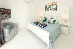 Posteľ alebo postele v izbe v ubytovaní Luxury Puerto Del Carmen Villa 4 Bedrooms La Perla Modern Furnishings Stunning Sea Views