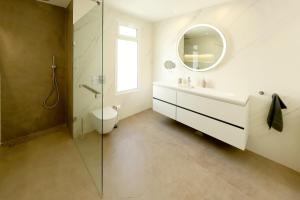 Kúpeľňa v ubytovaní Luxury Puerto Del Carmen Villa 4 Bedrooms La Perla Modern Furnishings Stunning Sea Views