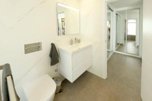 Kúpeľňa v ubytovaní Luxury Puerto Del Carmen Villa 4 Bedrooms La Perla Modern Furnishings Stunning Sea Views