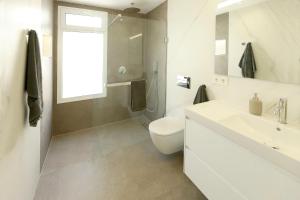 Kúpeľňa v ubytovaní Luxury Puerto Del Carmen Villa 4 Bedrooms La Perla Modern Furnishings Stunning Sea Views
