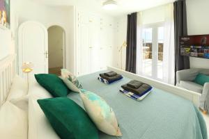 Posteľ alebo postele v izbe v ubytovaní Luxury Puerto Del Carmen Villa 4 Bedrooms La Perla Modern Furnishings Stunning Sea Views