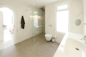 Kúpeľňa v ubytovaní Luxury Puerto Del Carmen Villa 4 Bedrooms La Perla Modern Furnishings Stunning Sea Views