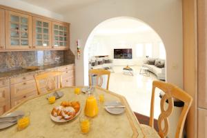 Televízia a/alebo spoločenská miestnosť v ubytovaní Luxury Puerto Del Carmen Villa 4 Bedrooms La Perla Modern Furnishings Stunning Sea Views