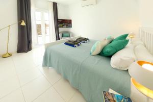 Posteľ alebo postele v izbe v ubytovaní Luxury Puerto Del Carmen Villa 4 Bedrooms La Perla Modern Furnishings Stunning Sea Views