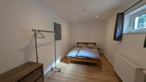 a bedroom with a bed in the corner of a room at Zentrumsnahe, ruhige Souterrainwohnung AlBaggers in Dinkelsbühl
