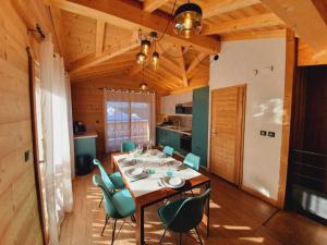 Kuchyň nebo kuchyňský kout v ubytování Chalet Delphinette - Spa privatif