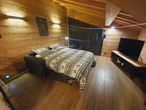 Rúm í herbergi á Chalet Delphinette - Spa privatif