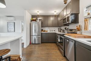 Η κουζίνα ή μικρή κουζίνα στο Serene Architect-Designed Vermont Chalet home