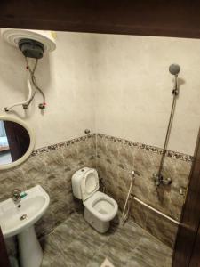 un baño con inodoro y lavabo en الوادي - نسائم صلالة للشقق الفاخرة Nassayem Salalah Al-Wadi, en Salalah 19 fotos más