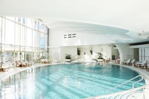 Bazén v ubytování Hôtel Hermitage Monte-Carlo nebo v jeho okolí