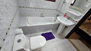 Fabulous Villa Rooms near Airport的一间浴室