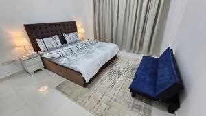迪拜Fabulous Villa Rooms near Airport的一间卧室配有一张特大号床和一张地毯。