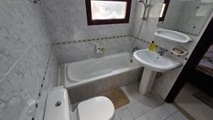 Fabulous Villa Rooms near Airport的一间浴室
