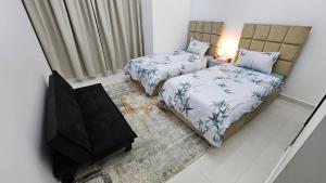迪拜Fabulous Villa Rooms near Airport的一间带两张床和电视的小卧室