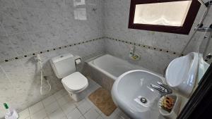 Fabulous Villa Rooms near Airport的一间浴室