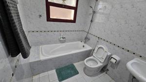 Fabulous Villa Rooms near Airport的一间浴室