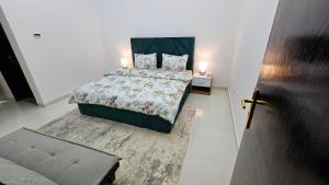 Fabulous Villa Rooms near Airport客房内的一张或多张床位
