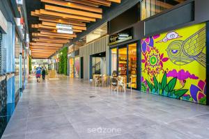 um edifício com um mural colorido na parede em Studios aconchegantes em Floripa - OKA em Florianópolis mais 226 fotografias