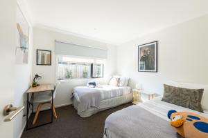 Katil atau katil-katil dalam bilik di Entire New Modern Home in Matamata New Zealand